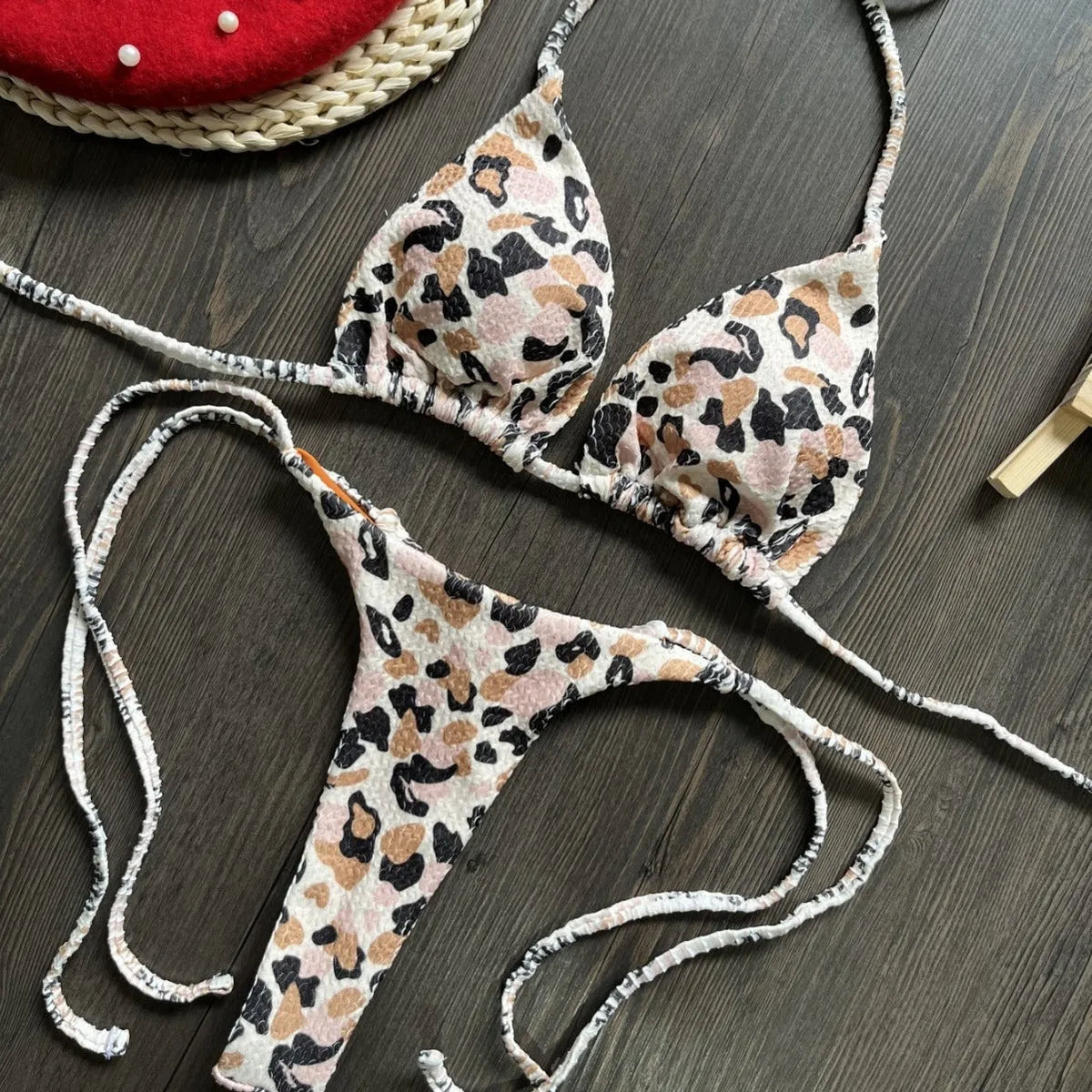 Women's printed bikini swimsuit in quick-dry polyester fabric on a mannequin.