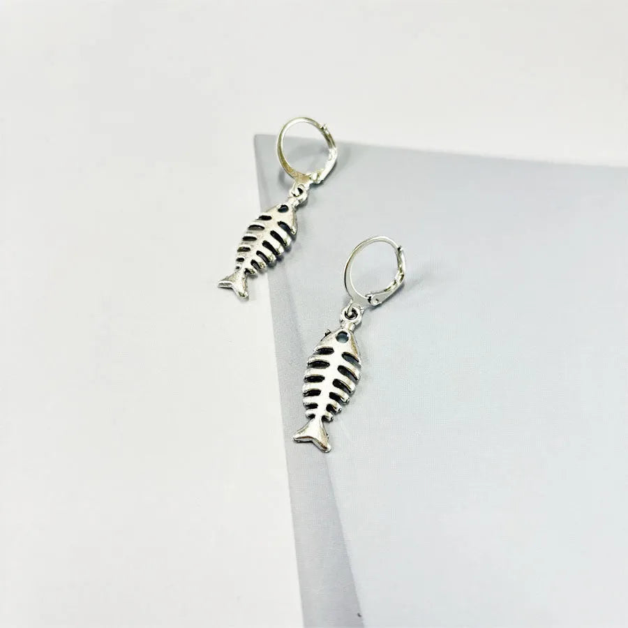 Retro fishbone pendant alloy earrings with O-shaped chain on model