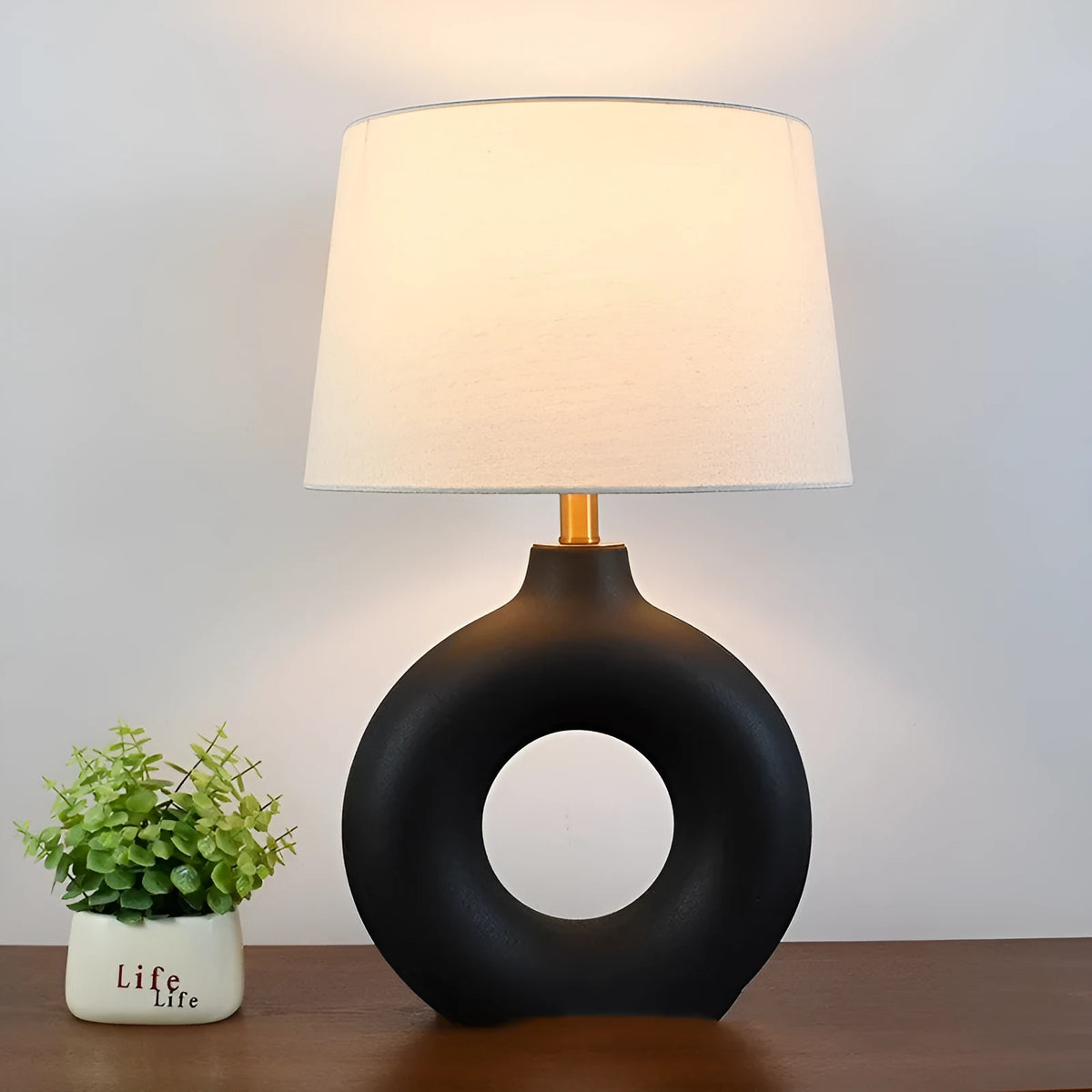 Small white or black ceramic pottery pot table lamp with Japanese style, 52cm tall.