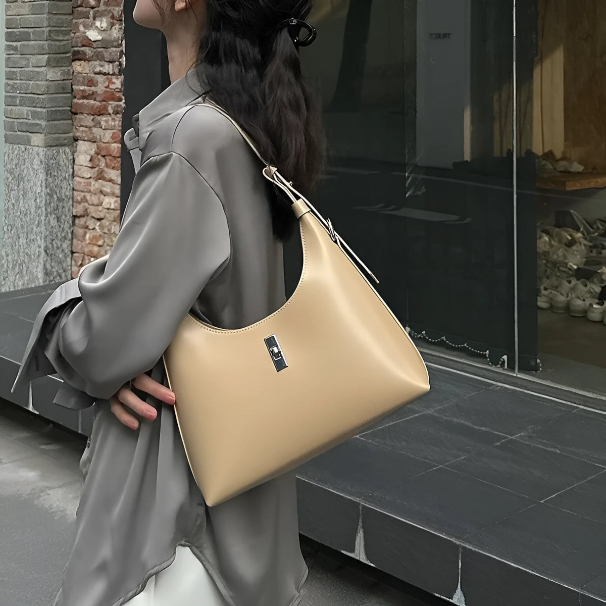 Genuine leather dumpling-shaped crossbody shoulder bag with change pocket and mobile phone compartment