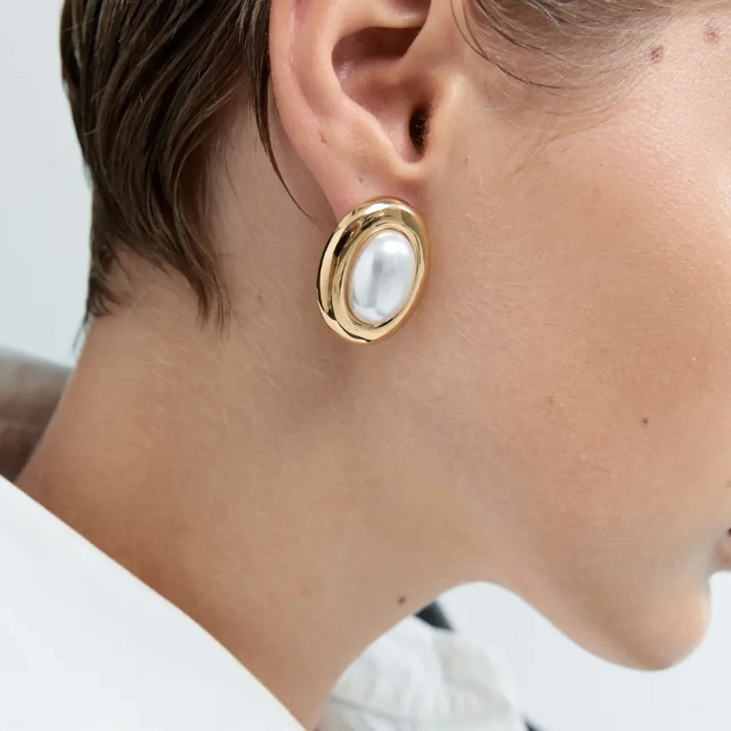Stainless steel vintage pearl ear studs for women in JDE0305051 colour with electroplated finish