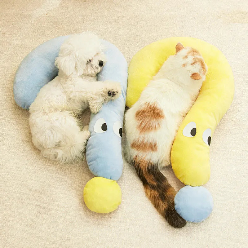 Blue rectangular pet sleeping pad measuring 62 by 39 centimetres for cats and dogs