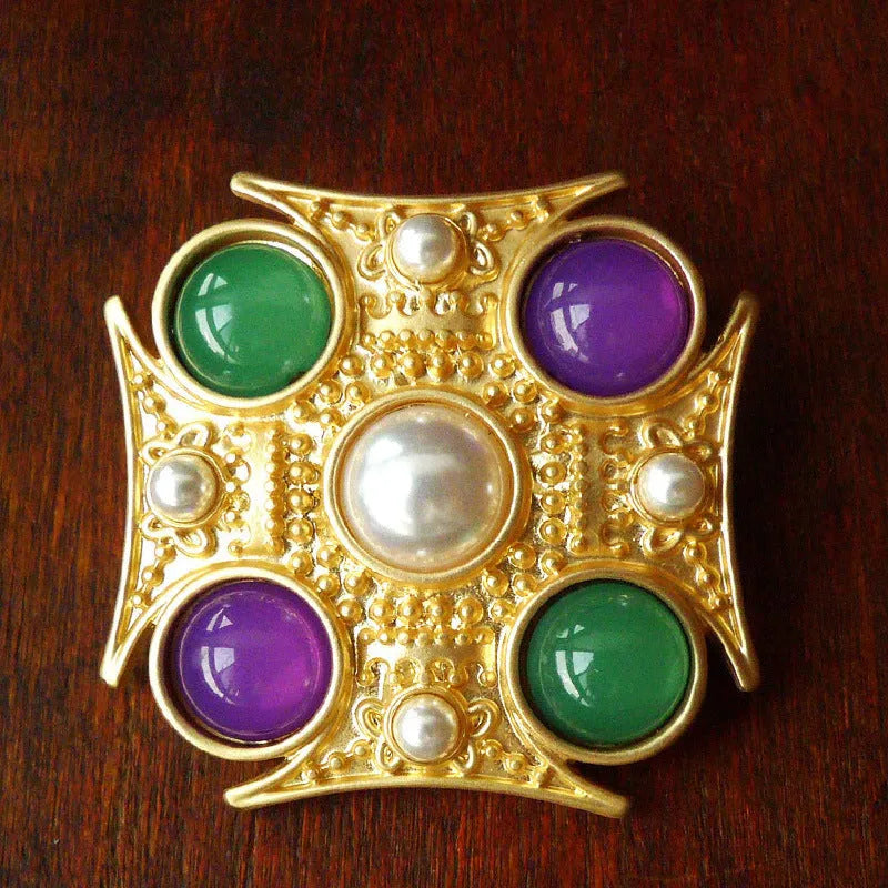 Retro diamond-shaped zinc alloy brooch in vintage baroque style, shown with size variation across eight styles.