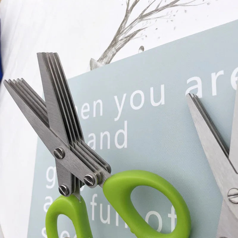 Multi-layer green onion scissors in stainless steel, 13.5 cm long, V-shaped blades in green, 3 or 5 layers