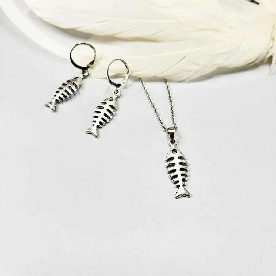 Retro fishbone pendant alloy earrings with O-shaped chain on model