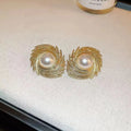 Pearl-coloured flower earrings with vintage styling and irregular elements