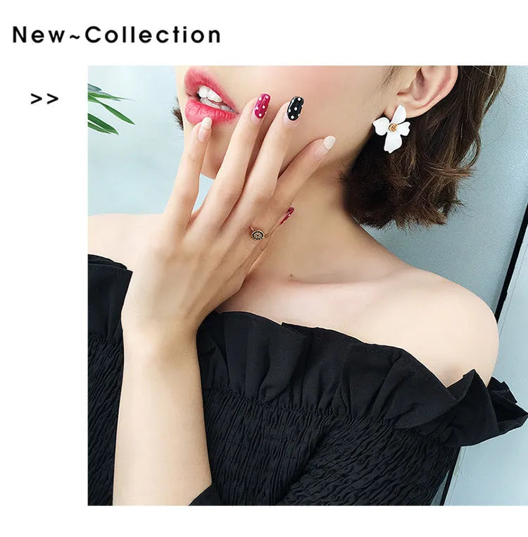 Women's flower stud earrings in alloy with electroplated pink or white finish