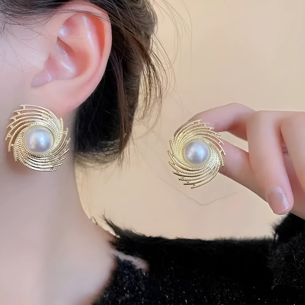Pearl-coloured flower earrings with vintage styling and irregular elements