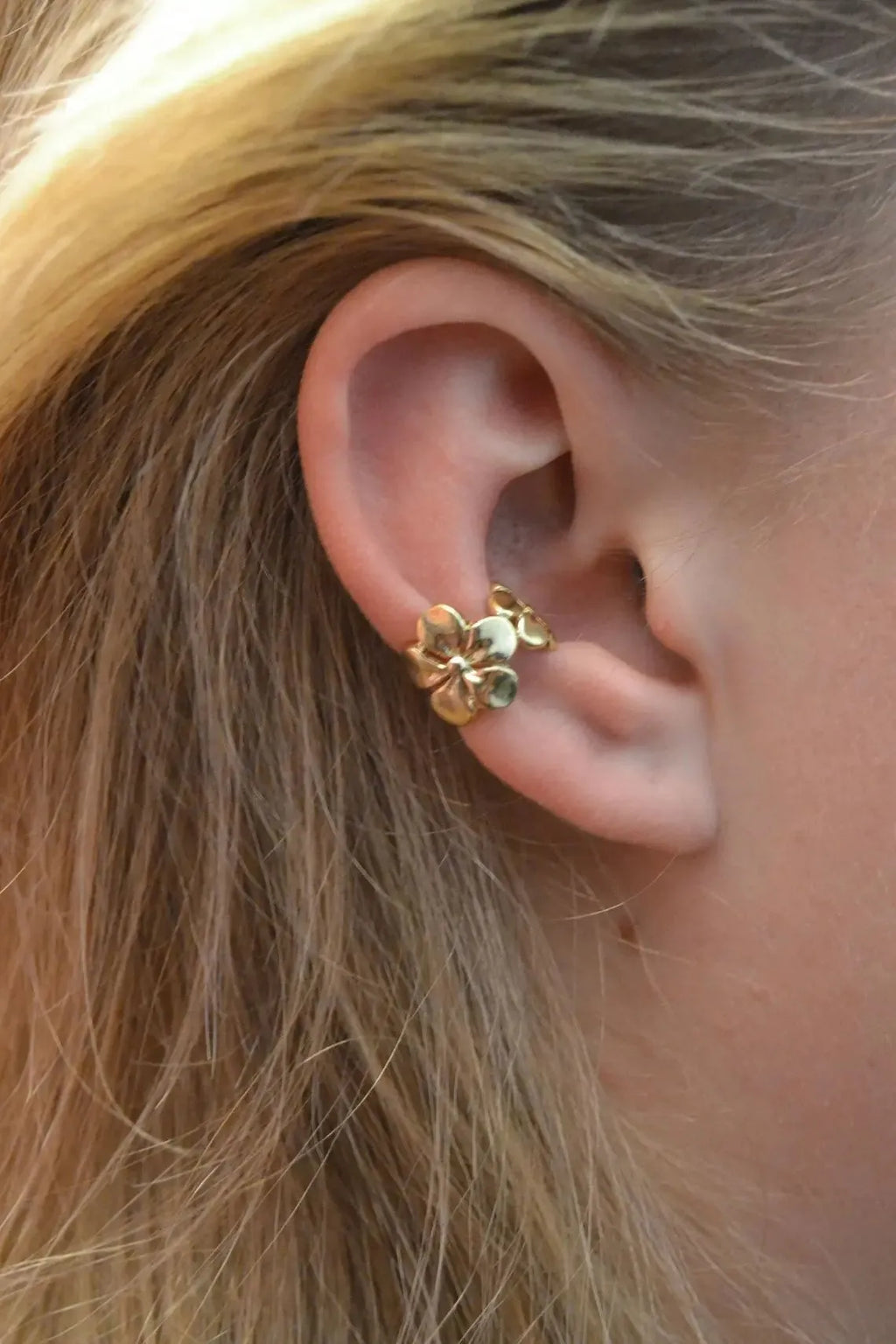 Women's gold tone starfish and scallop eardrop earrings with ins style beach design