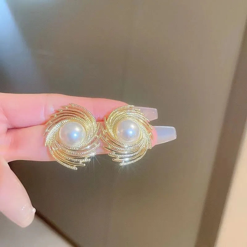 Pearl-coloured flower earrings with vintage styling and irregular elements