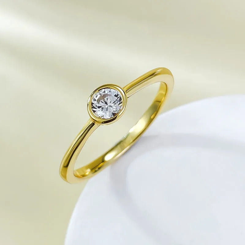Minimalist crown-shaped silver ring with linear design in R962 gold or platinum finish.