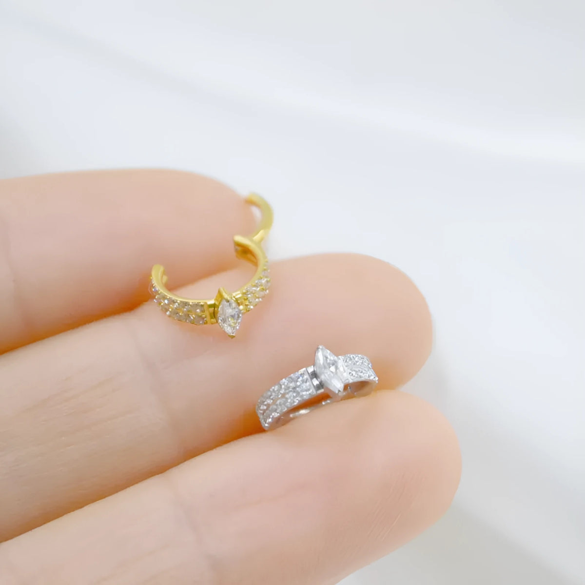 Heart-shaped diamond earrings with zircon stones in gold or silver finish, 1.2x8mm.