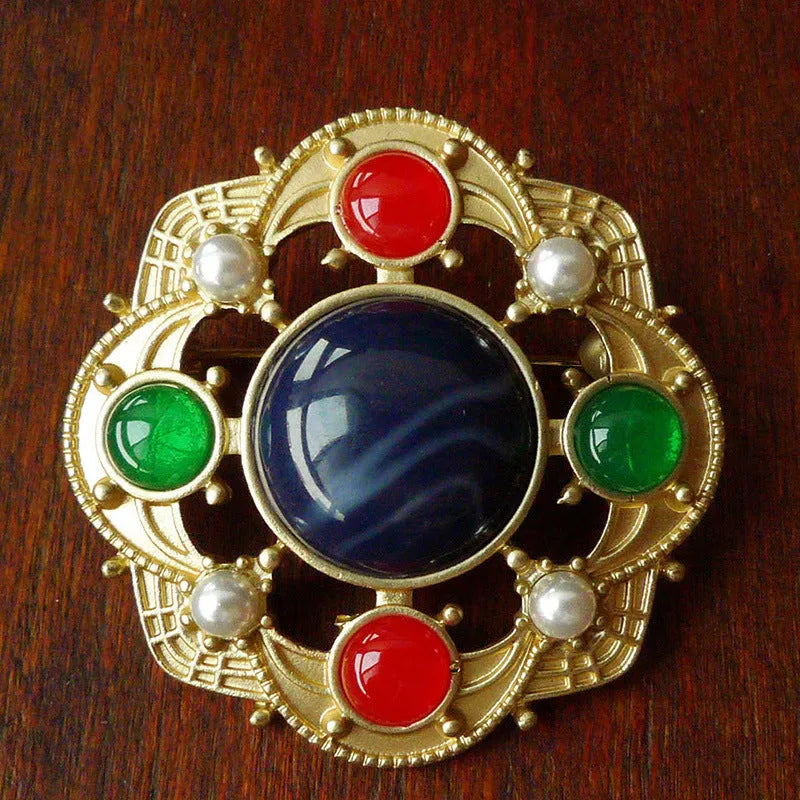 Retro diamond-shaped zinc alloy brooch in vintage baroque style, shown with size variation across eight styles.