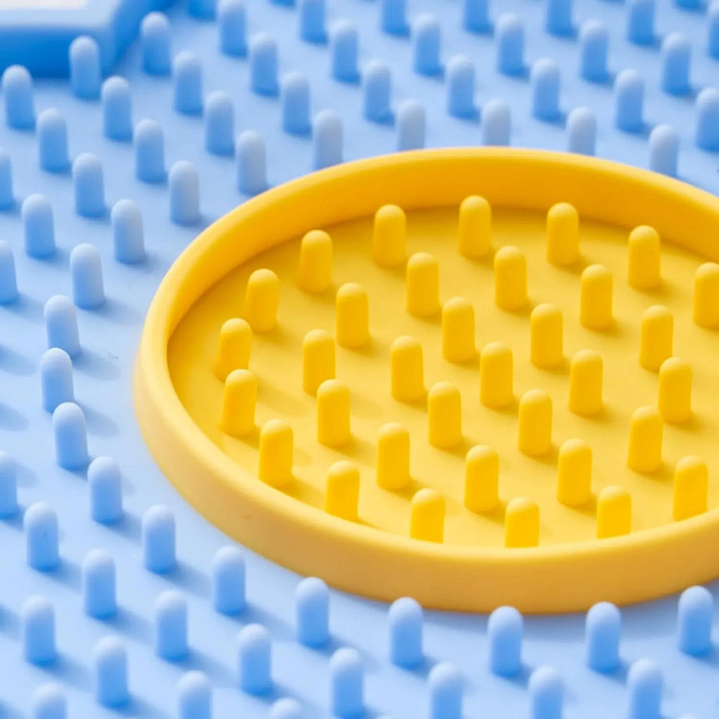 Flower-shaped silicone lick mat for dogs and cats with suction cups on the back, in assorted colours.
