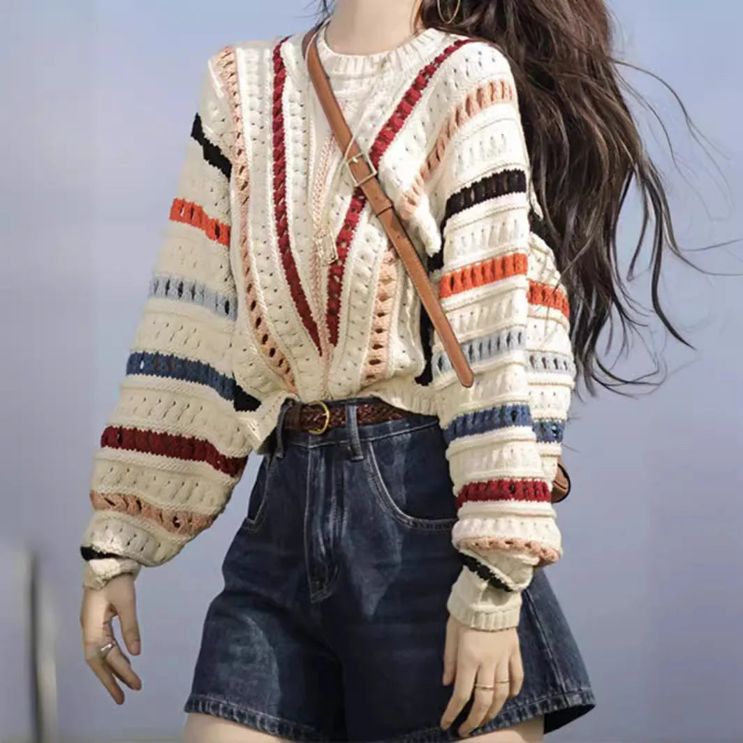 Colourful striped women's pullover sweater with batwing sleeves and a round neck in a loose fit.
