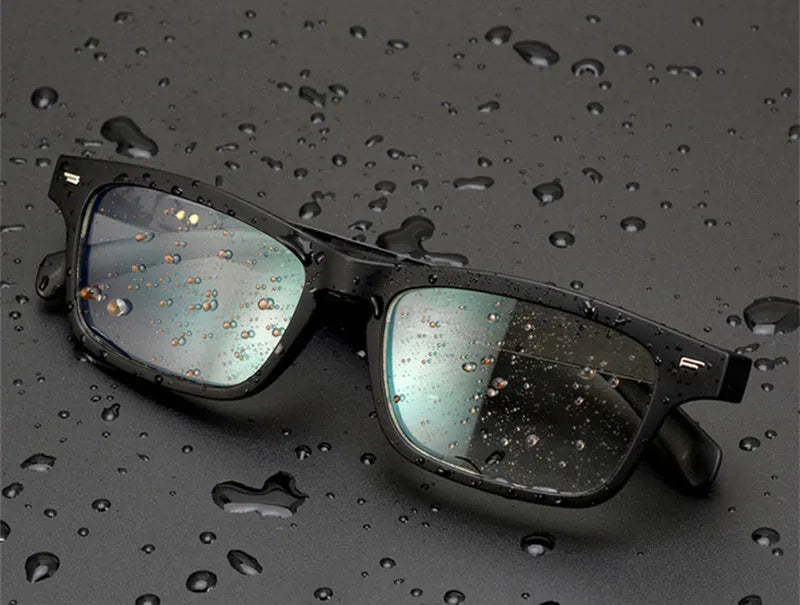 Unisex smart glasses with tinted lenses and Bluetooth audio for hands-free calls and music.