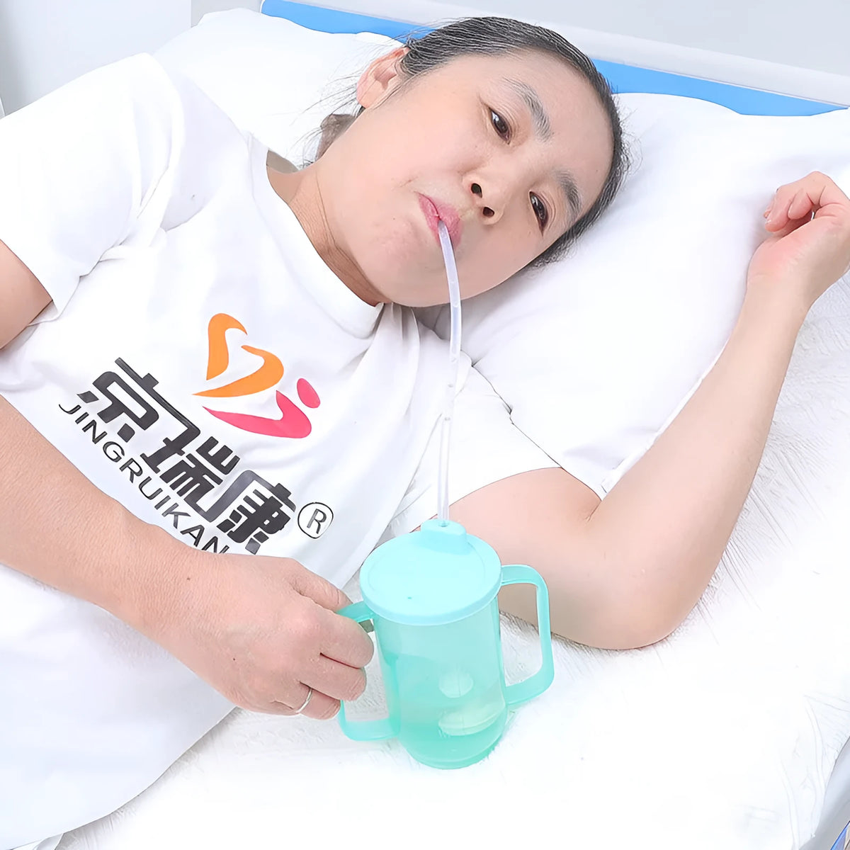 Elderly bed drinking cup with oblique mouth design, handle, and secure lid