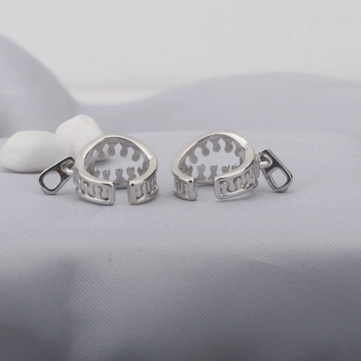 Copper geometric ear clips with zipper closure mechanism and linear design in ES862 colour