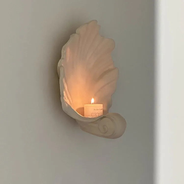 White resin simulation shell ornament for fruit plate decoration on a table