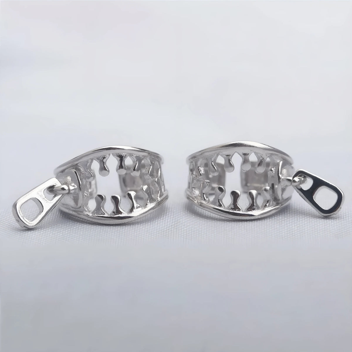 Copper geometric ear clips with zipper closure mechanism and linear design in ES862 colour