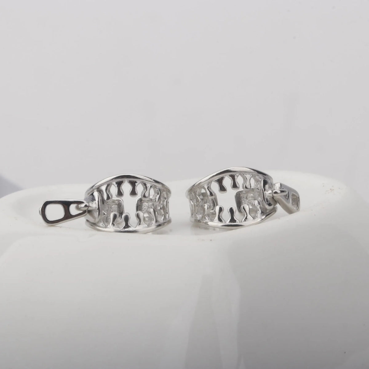 Copper geometric ear clips with zipper closure mechanism and linear design in ES862 colour
