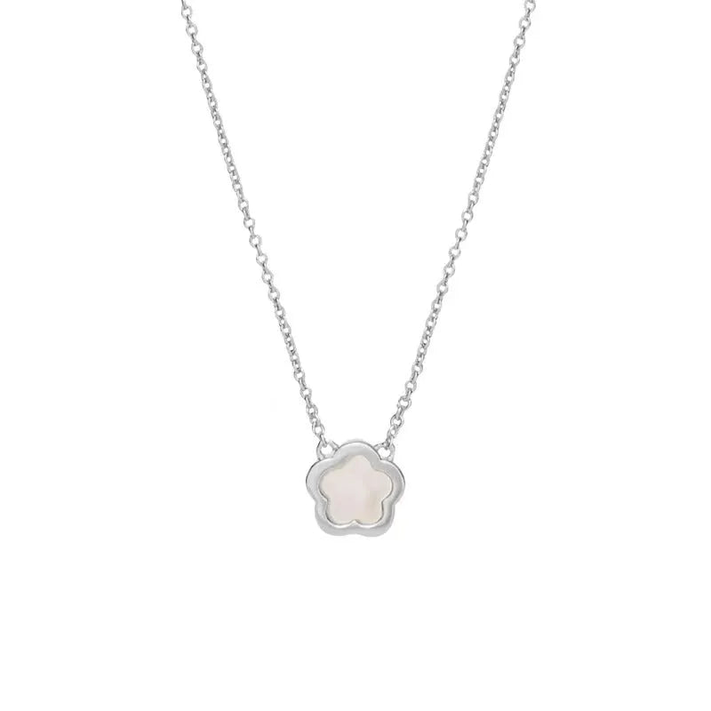 Mother of pearl flower necklace with floral pendant and O-shaped chain in silver or gold finish