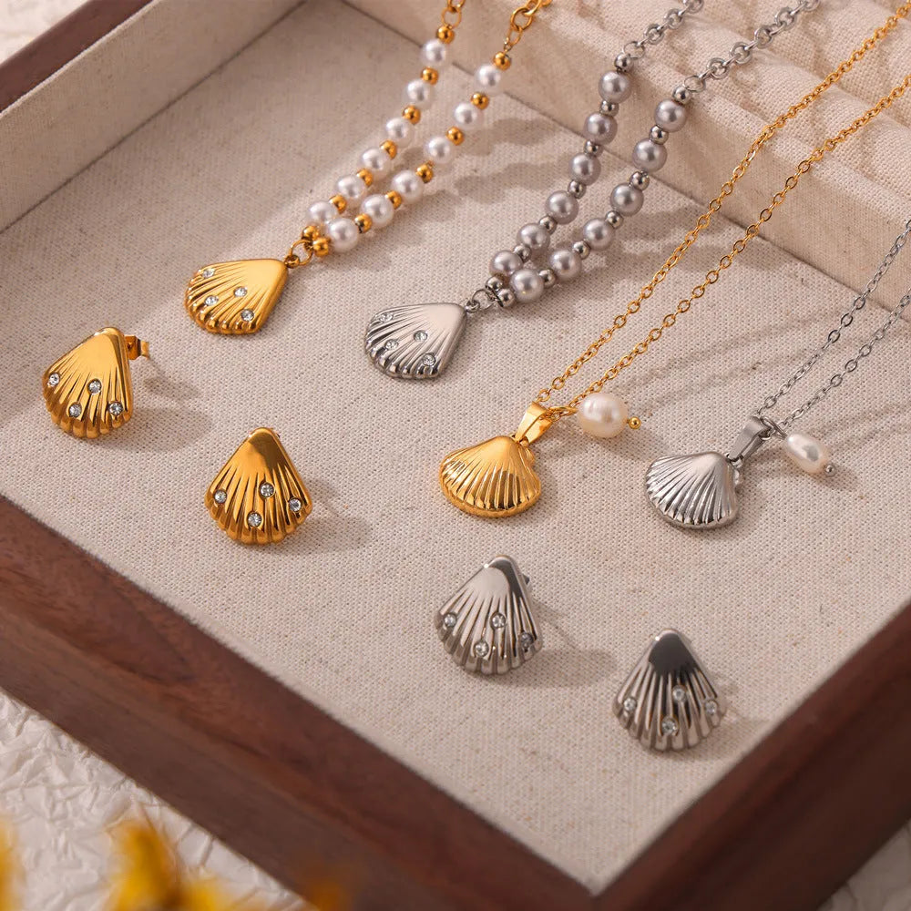 Women's freshwater pearl and titanium steel necklace with O-shaped chain design in gold or steel colour