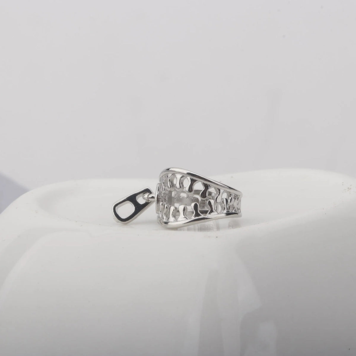Copper geometric ear clips with zipper closure mechanism and linear design in ES862 colour