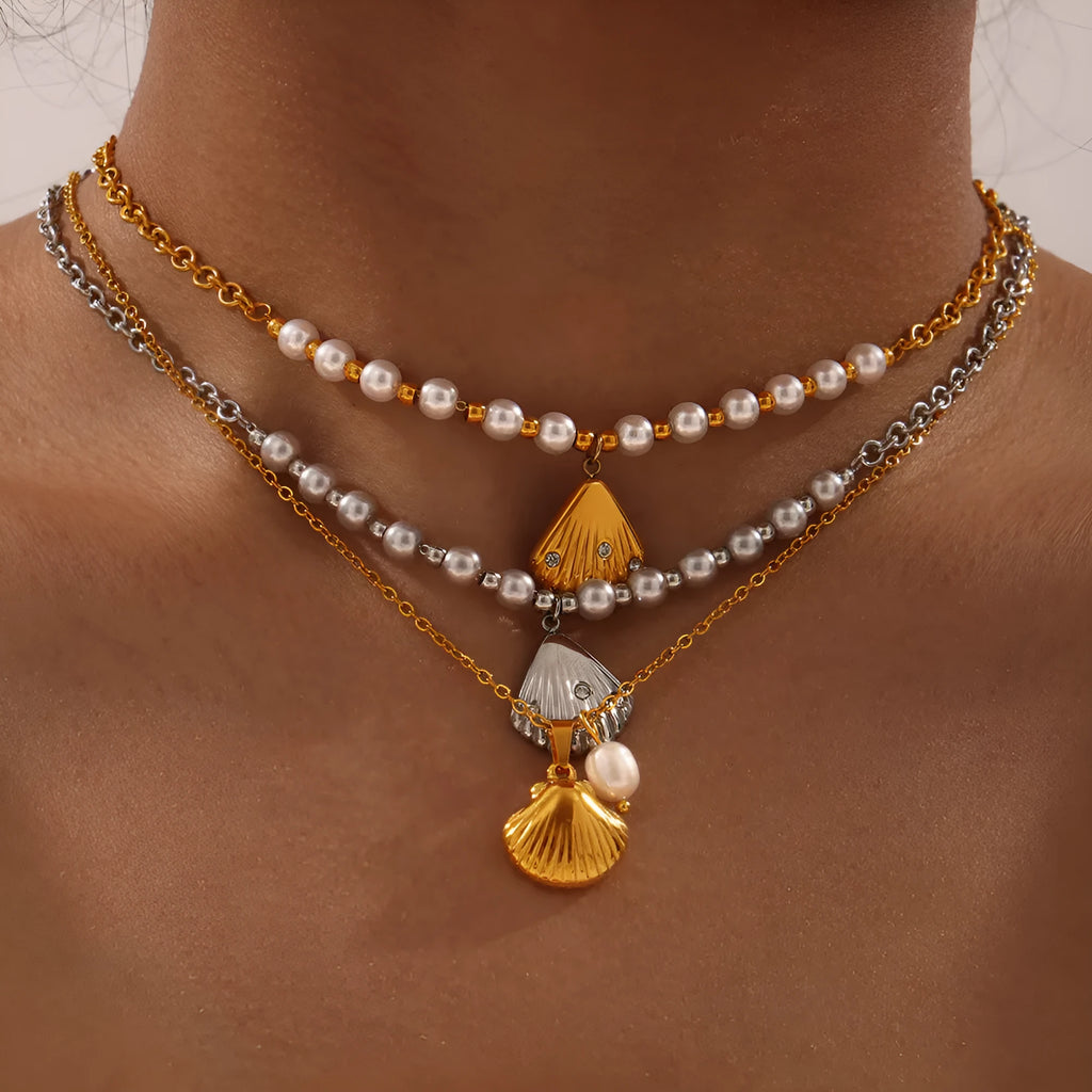 Women's freshwater pearl and titanium steel necklace with O-shaped chain design in gold or steel colour