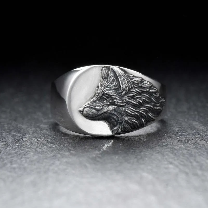 Men's silver alloy ring with geometric domineering wolf shape design on a hand.