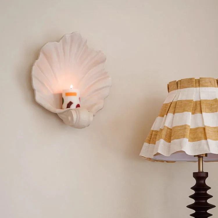 White resin simulation shell ornament for fruit plate decoration on a table