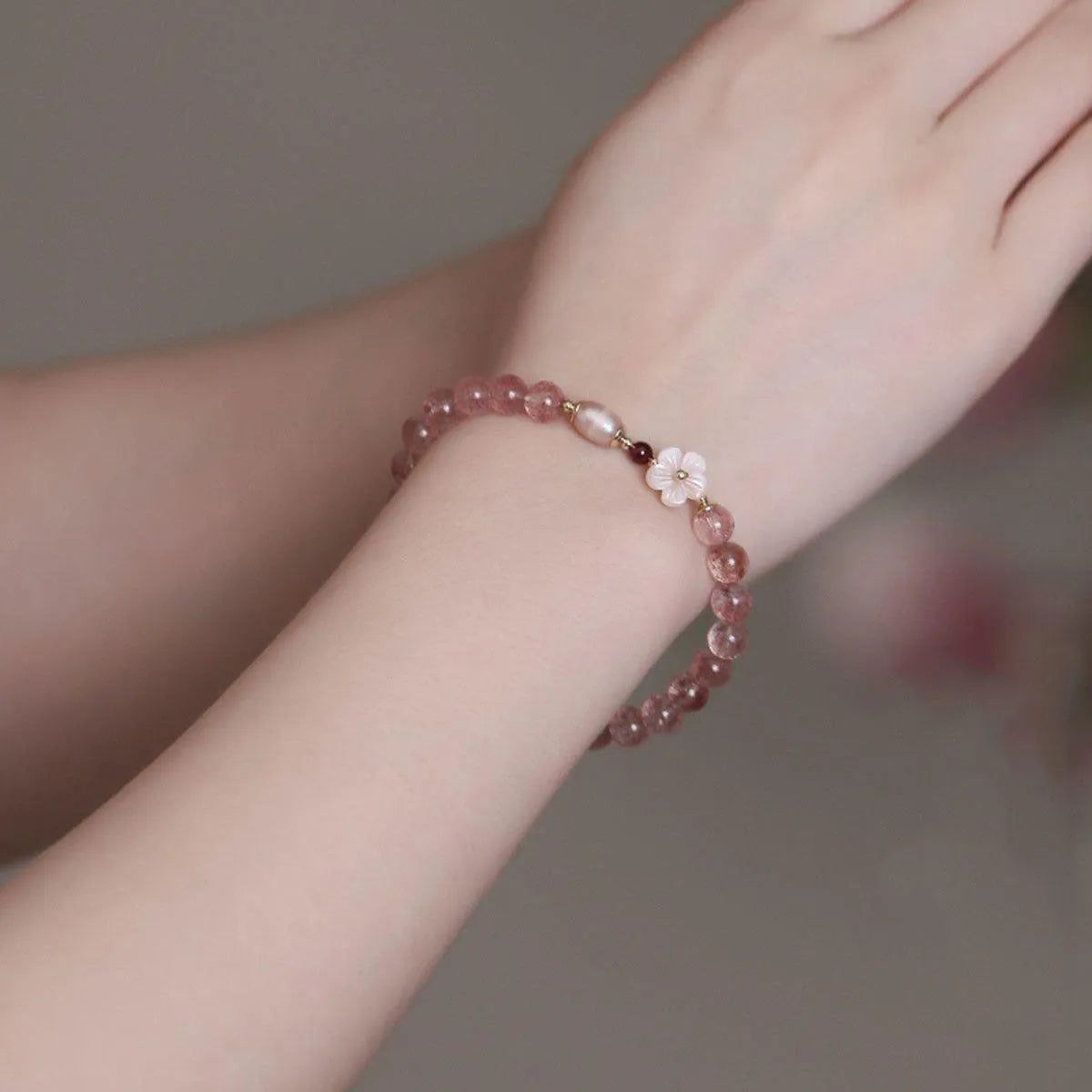 Strawberry quartz peach blossom crystal bracelet with flower-shaped beads