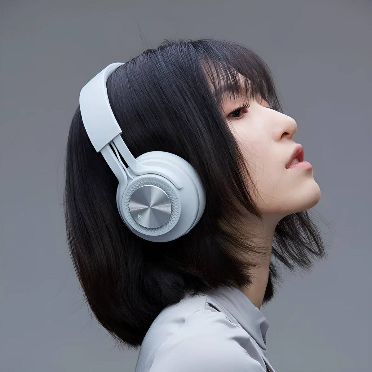 Sports wireless Bluetooth headset in black, green, grey, or red with 18-hour battery and 10-metre range