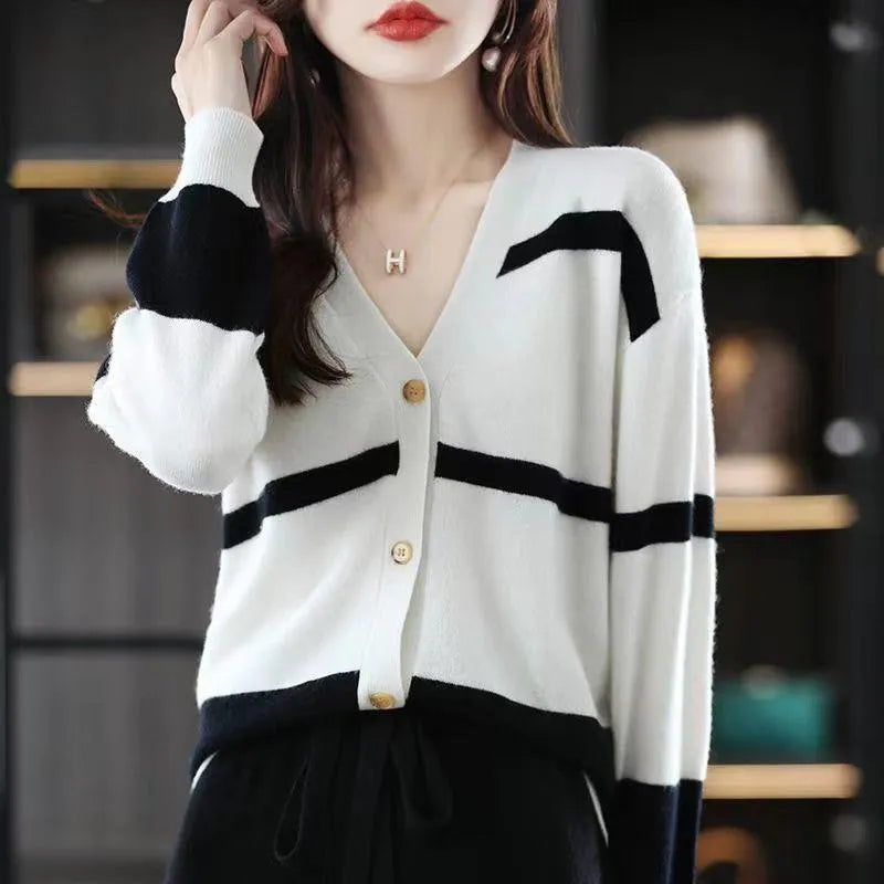 Women's striped V-neck button cardigan with a 3D pattern in a slim fit.