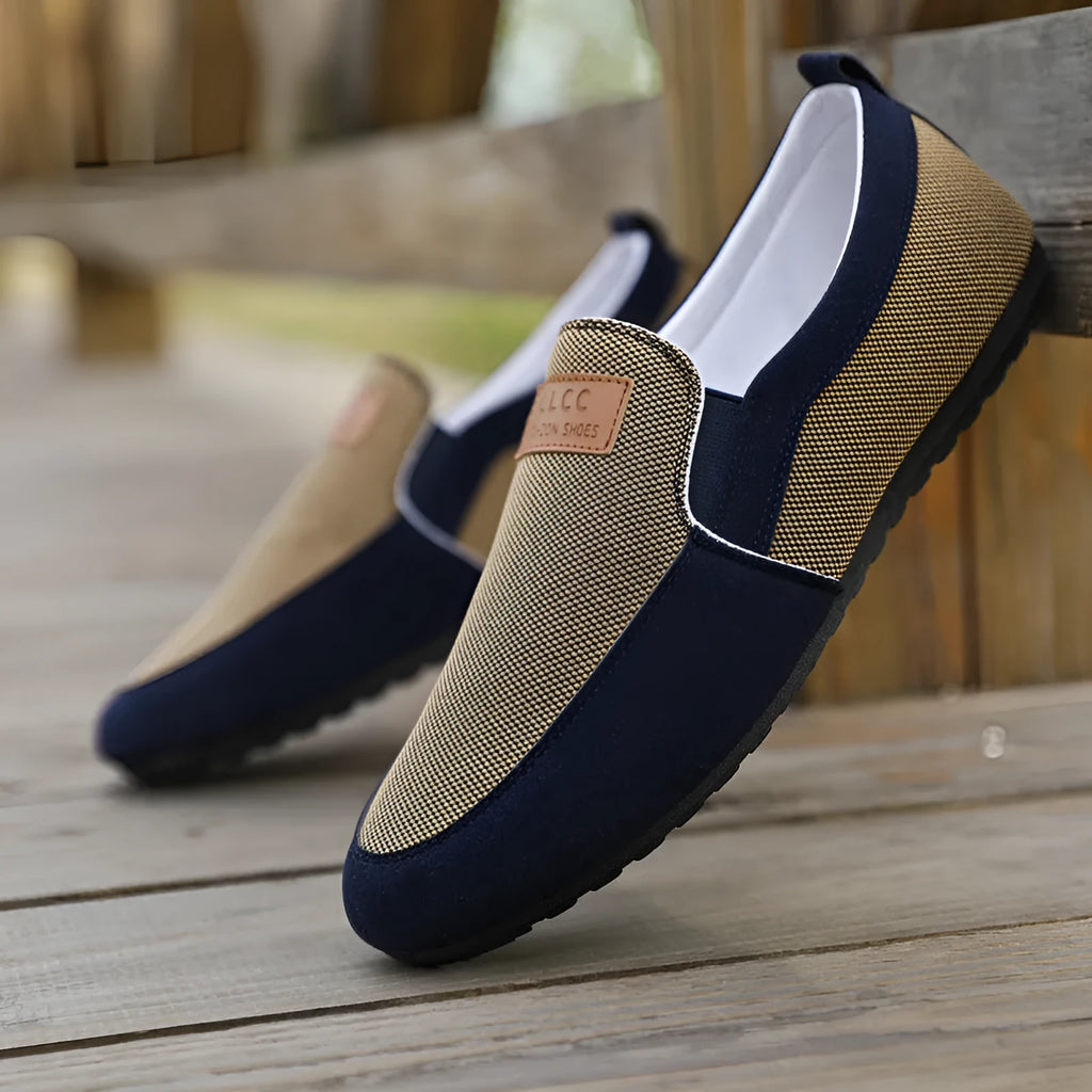 Men's solid colour canvas board shoes with round toe and rubber sole