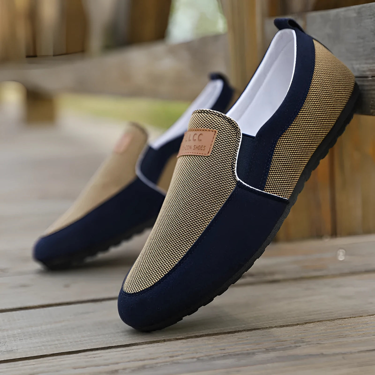 Men's solid colour canvas board shoes with round toe and rubber sole