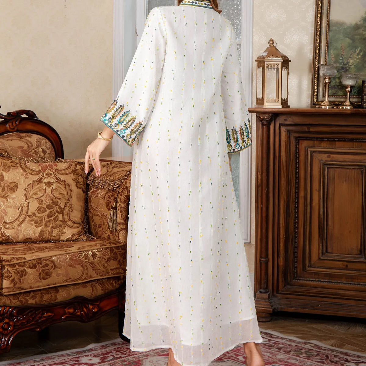 Women's white Dubai Arabic robe with long sleeves and full-length skirt in polyester fabric