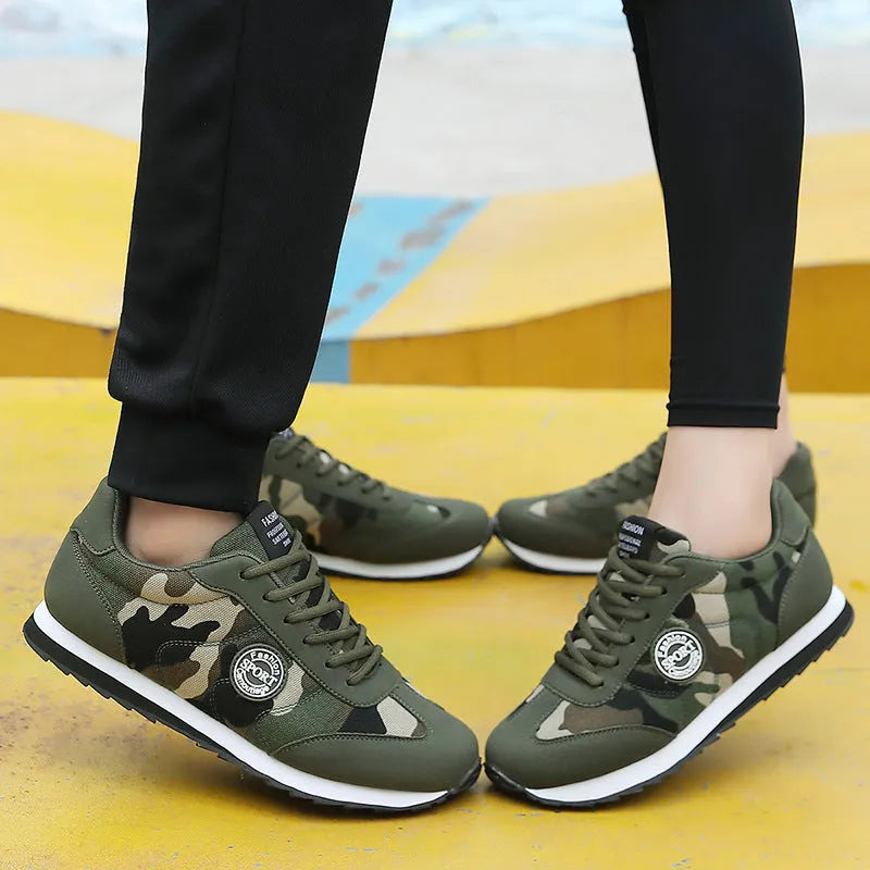 Camouflage patterned low-top sports running shoes with suede upper and mesh lining