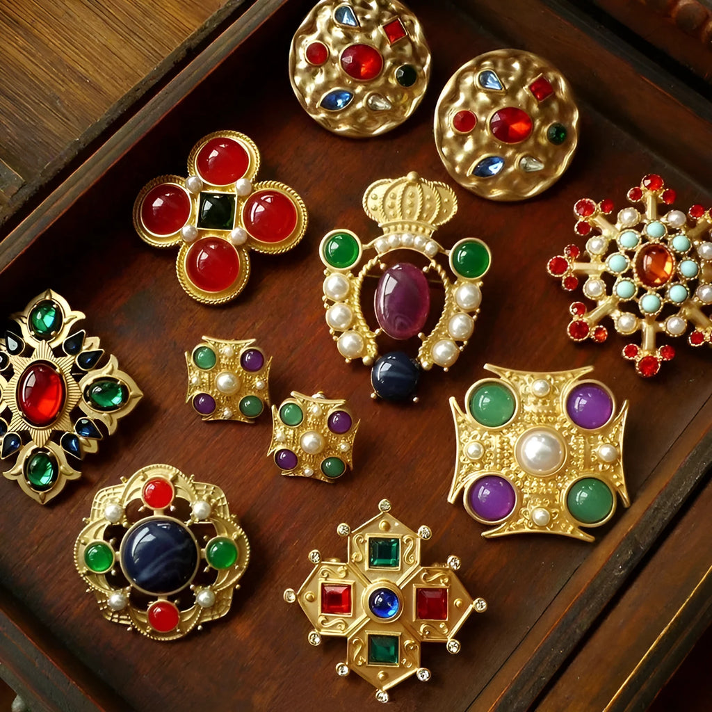 Retro diamond-shaped zinc alloy brooch in vintage baroque style, shown with size variation across eight styles.