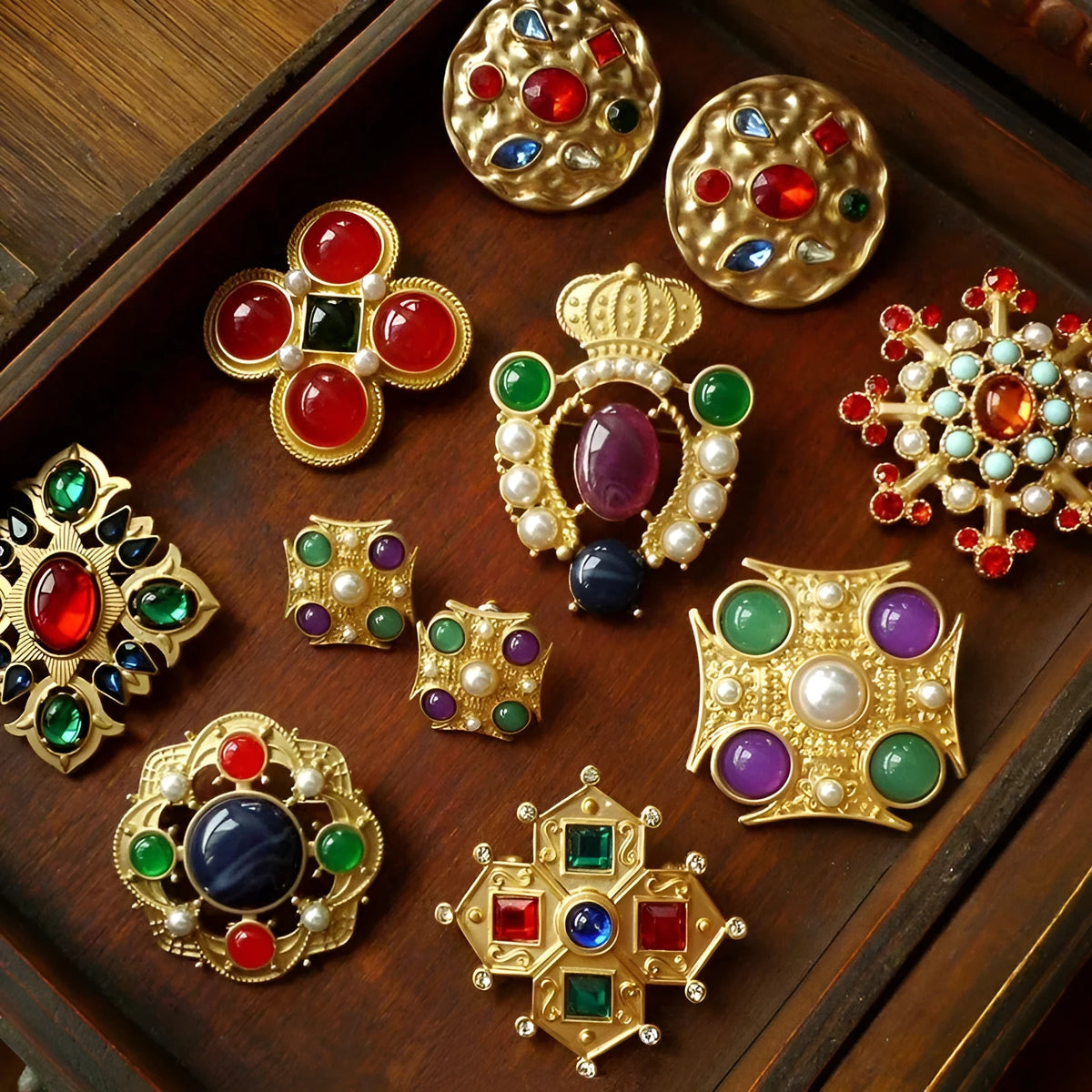Retro diamond-shaped zinc alloy brooch in vintage baroque style, shown with size variation across eight styles.