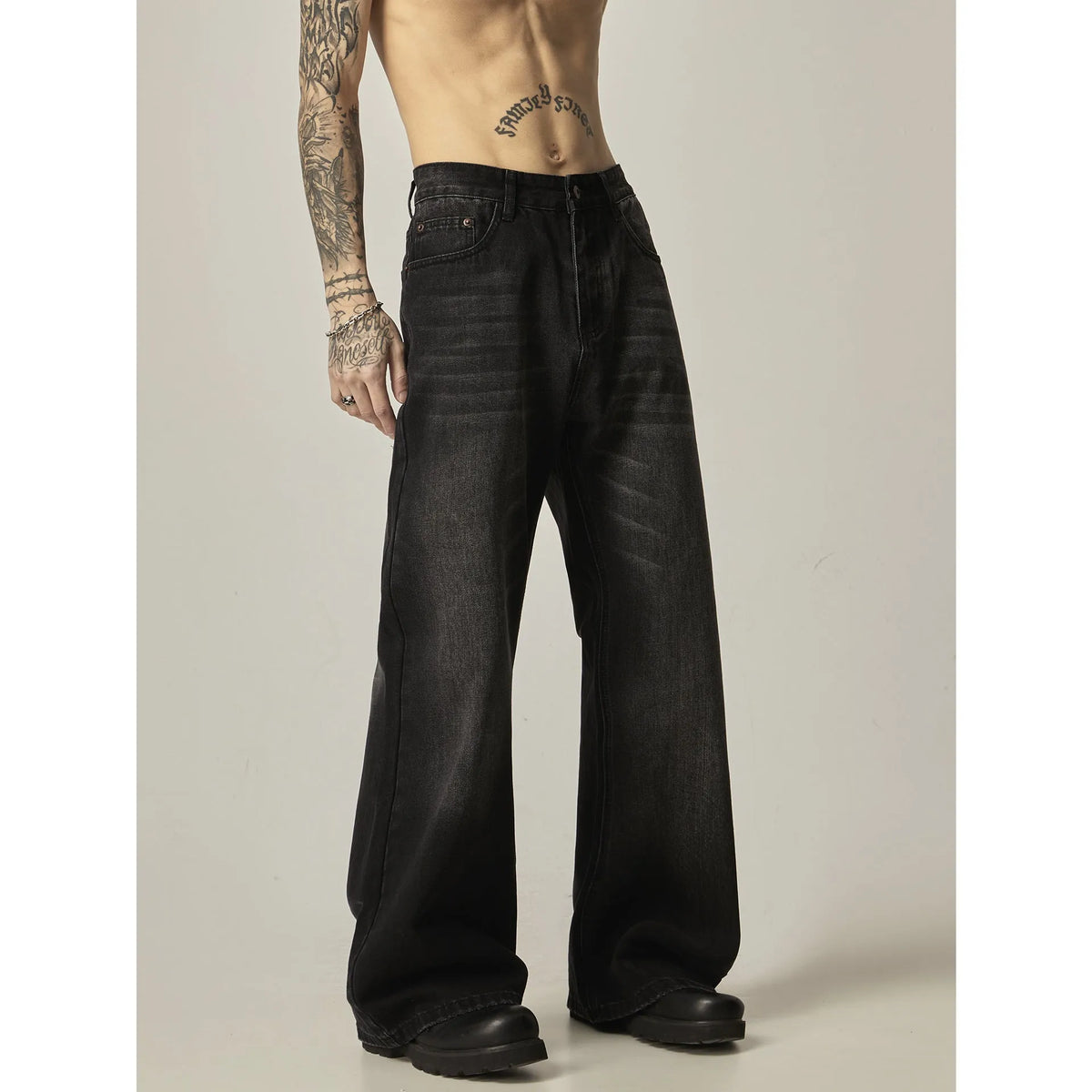 Black loose-fit straight-leg jeans with a zip fly in an American retro style.