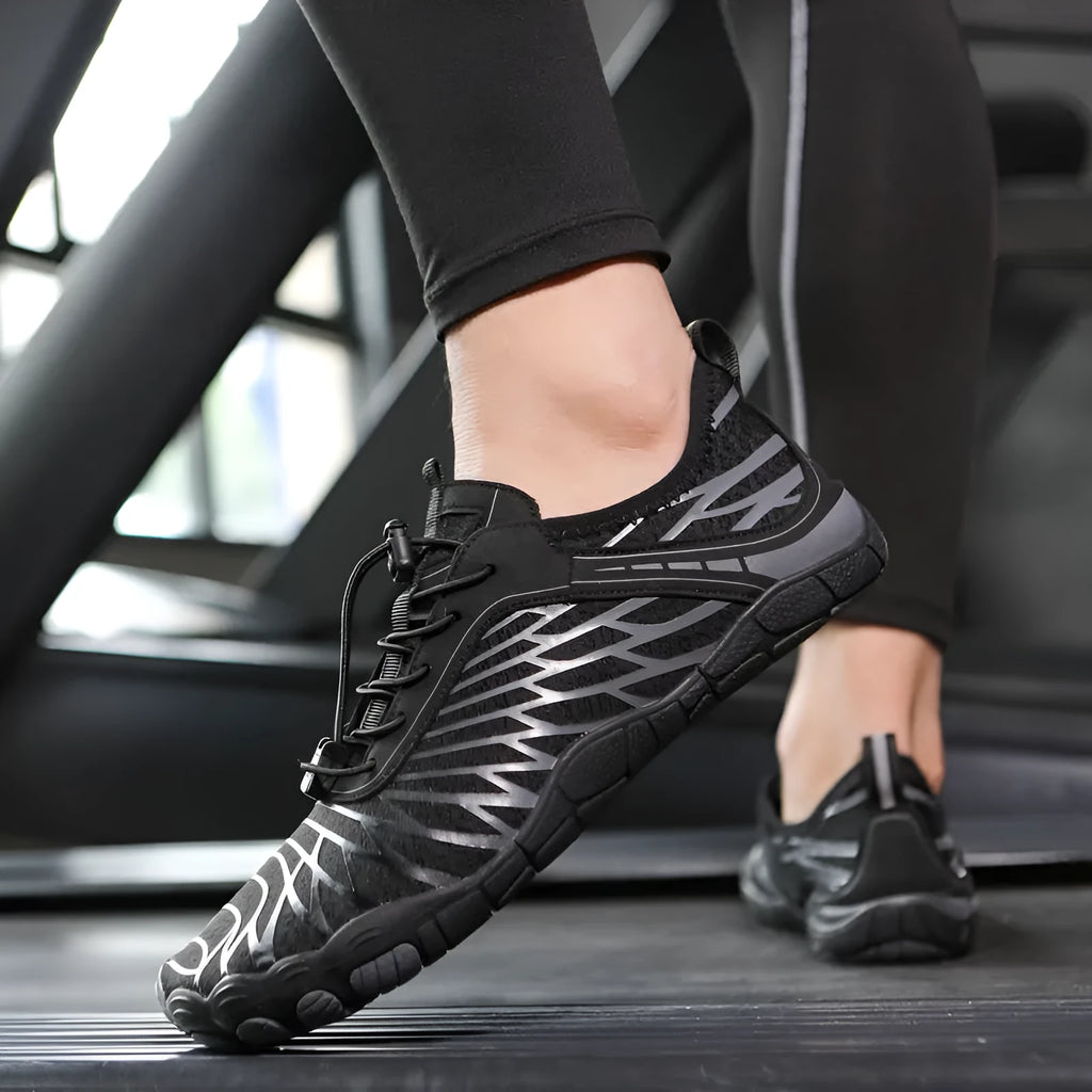 Outdoor lace-up sports shoes in various colours with a rubber outsole and gauze lining.
