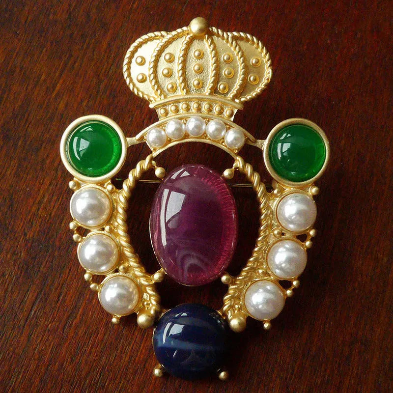 Retro diamond-shaped zinc alloy brooch in vintage baroque style, shown with size variation across eight styles.