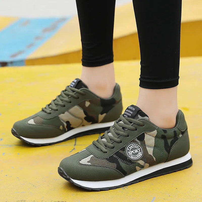 Camouflage patterned low-top sports running shoes with suede upper and mesh lining
