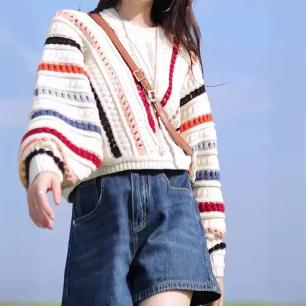 Colourful striped women's pullover sweater with batwing sleeves and a round neck in a loose fit.