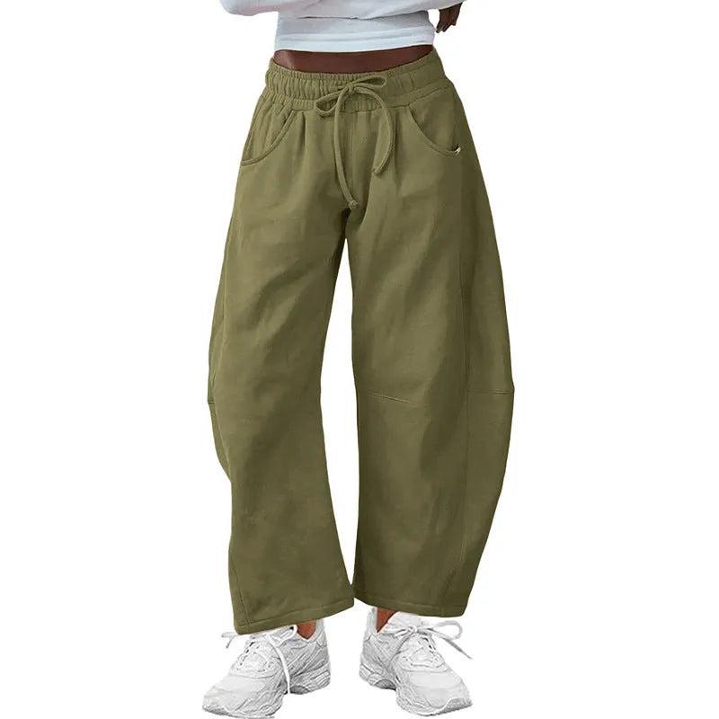 Loose cropped sweatpants with drawstring elastic waistband and side pockets in multiple colour options