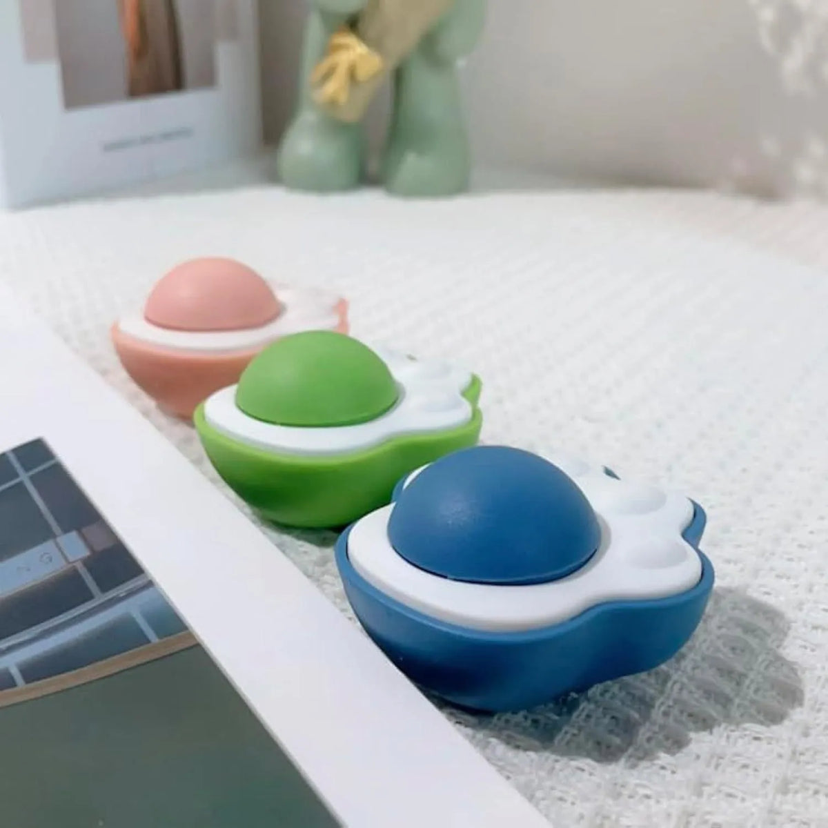 Edible catnip dental ball toys in multiple colours for wall mounting and teeth cleaning
