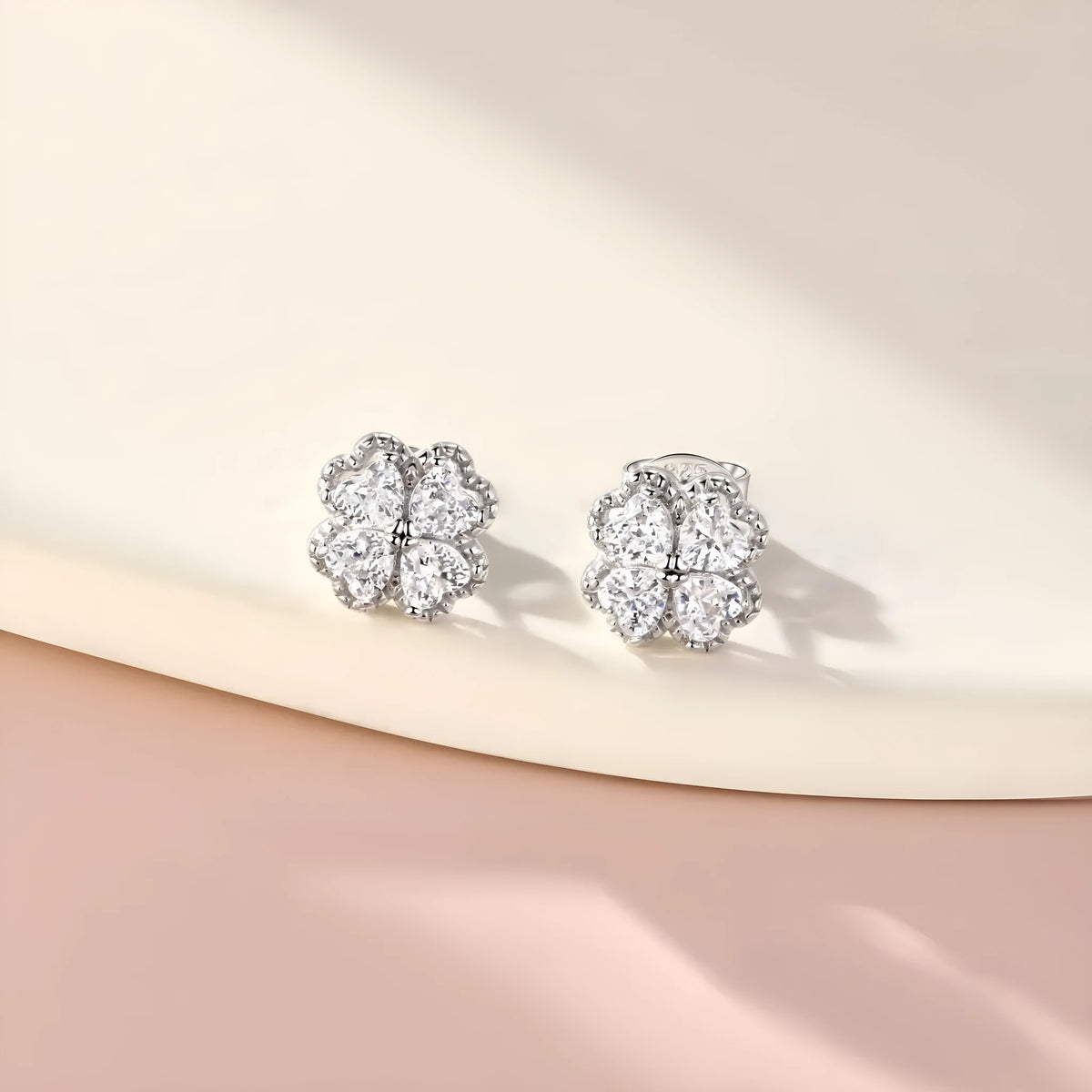Zeng Yin heart-shaped silver earrings with zircon detail in white gold colour