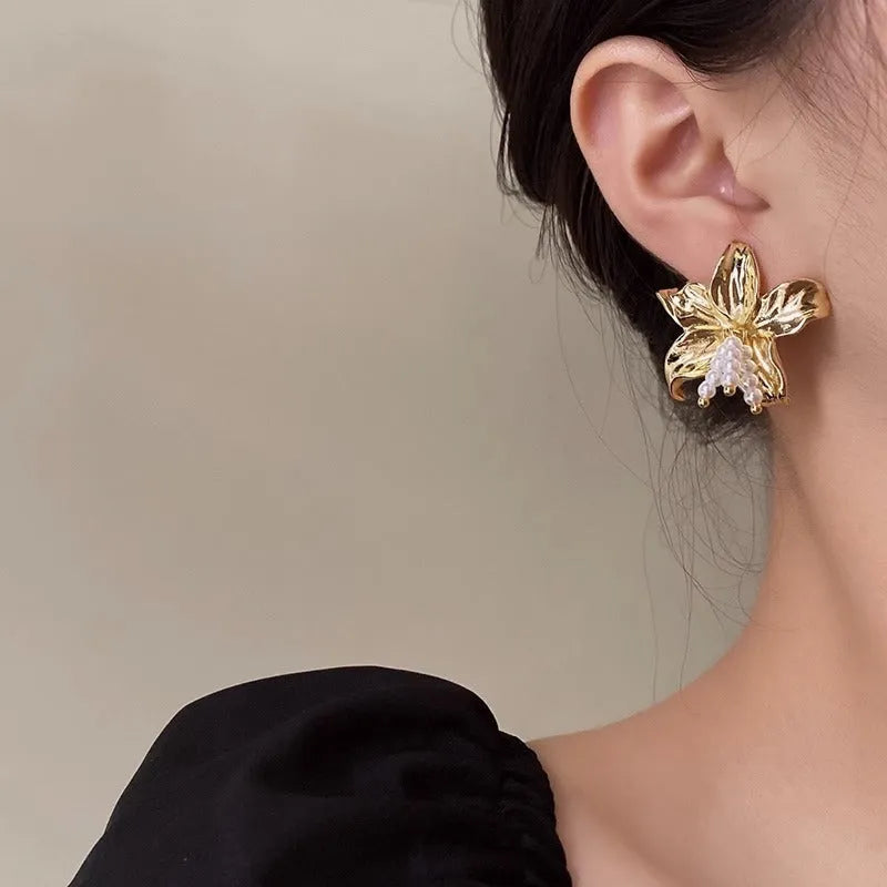 Golden H1795 pearl flower earrings for women with floral design and Seiko-treated metal components.