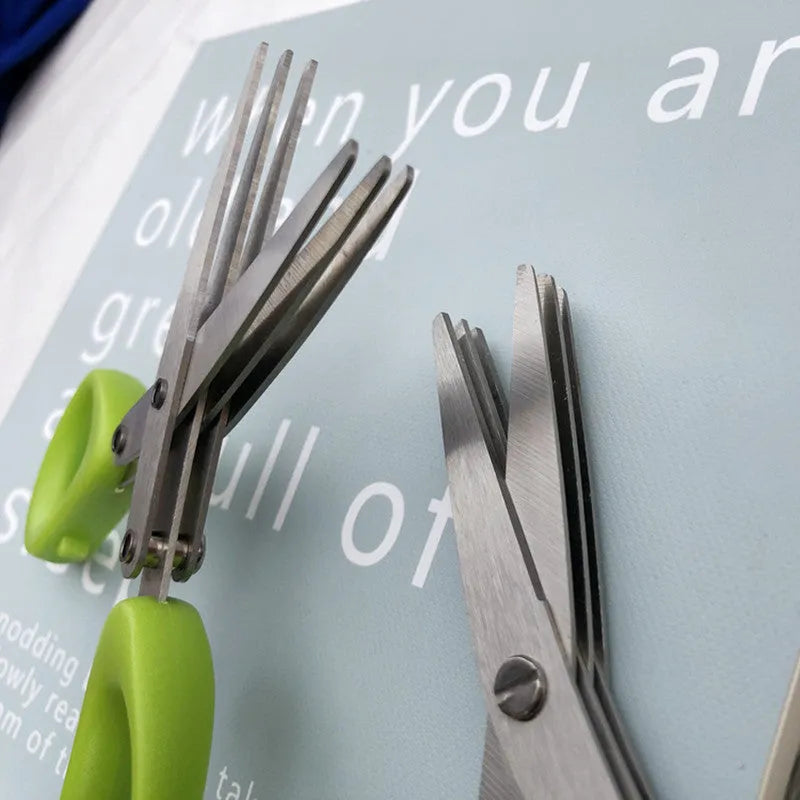Multi-layer green onion scissors in stainless steel, 13.5 cm long, V-shaped blades in green, 3 or 5 layers